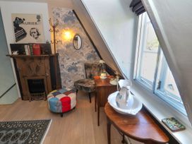 A sitting room with a fireplace and furniture at Cherry Tree Cottage, Woodbridge