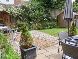 A garden with seating area and plants at 1 Coconut Cottage, Long Melford