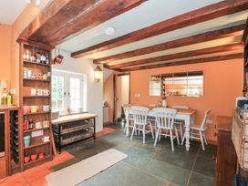 A kitchen with a dining area at Rose Cottage in Okehampton