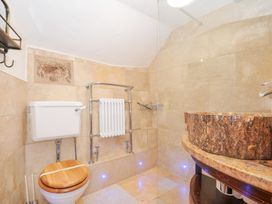 A bathroom with a toilet, wash basin, and shower at Rose Cottage in Okehampton