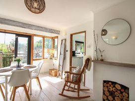 A dining room with a table and chairs at West Island in Kingsbridge
