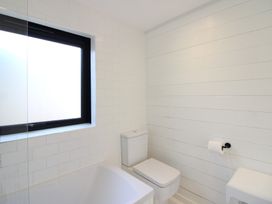 A bathroom with a bathtub and toilet at West Island in Kingsbridge
