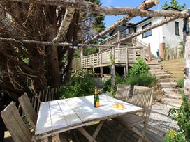 An outdoor dining area with a table and chairs at West Island in Kingsbridge