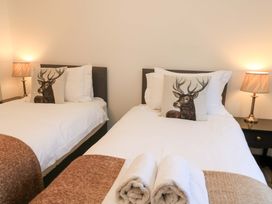 A bedroom with twin beds at The Annex in Wimborne Minster