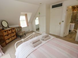 A bedroom with a bed and dressing table at North Studdock Cottage Angle near Pembroke