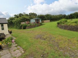A garden with a cottage and grassy area at North Studdock Cottage Angle near Pembroke