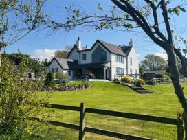 A house with garden and fence at Cae Du in Dwyran near Niwbwrch (Newborough)