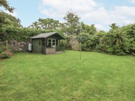 A garden with a shed and clothesline at The Old Tannery Beaumaris