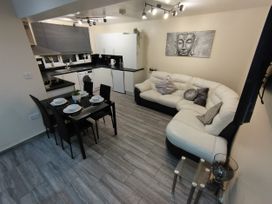 Queens Holiday Apartment - South Wales - 1119295 - thumbnail photo 1