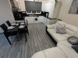 Queens Holiday Apartment - South Wales - 1119295 - thumbnail photo 2