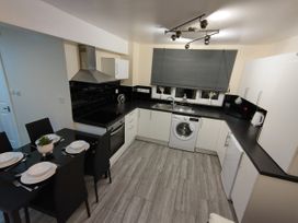 Queens Holiday Apartment - South Wales - 1119295 - thumbnail photo 6