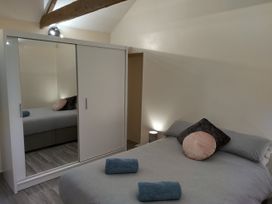 Queens Holiday Apartment - South Wales - 1119295 - thumbnail photo 13