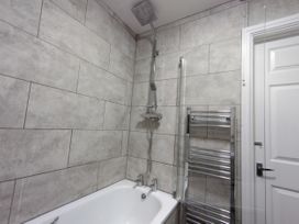 Queens Holiday Apartment - South Wales - 1119295 - thumbnail photo 23