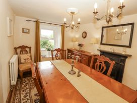 A dining room with a table and chairs at White House in Shap