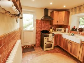 A kitchen with a stove and sink at White House in Shap
