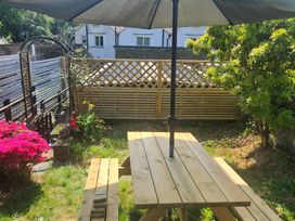 A garden with a table and umbrella at 6 Calgarth View Windermere