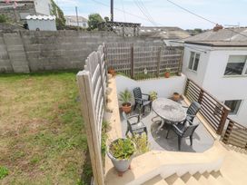 A garden area with a table and chairs at Foundry Cottage In Hayle Harbour Hayle