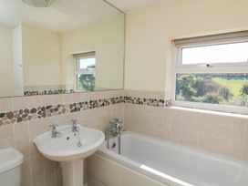 A bathroom with a bathtub, sink, and toilet at Wayside near Kingsbridge