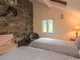 A bedroom with twin beds and a window at Wayside near Kingsbridge