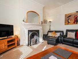 A living room with a fireplace and a television at 50 West Street Edelweiss in Scarborough