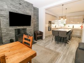 8 Cardiff Road - North Wales - 1121121 - thumbnail photo 4