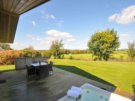 A garden with a hot tub and table set at 3 Horizon View Dobwalls