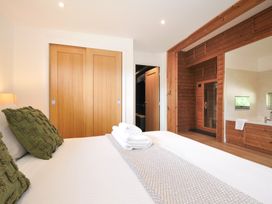A bedroom with a bed and adjoining sauna at 12 Meadow Retreat in Dobwalls