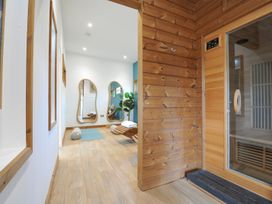 A spa area with a sauna and mirrors at 12 Meadow Retreat in Dobwalls