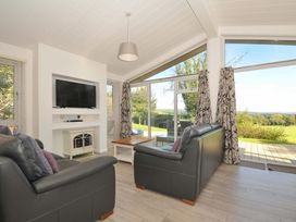 A living room with a television and two sofas at 10 Horizon View in Dobwalls