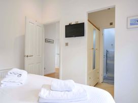 A bedroom with towels on the bed at 11 Horizon View in Dobwalls