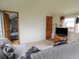 Chalet 32 - Mid Wales - 1121519 - thumbnail photo 5