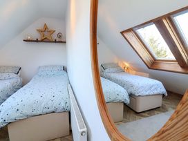 A bedroom with two single beds in Hillsview Combe Martin