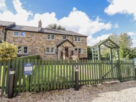 A house with a fence and garden at Apple Row Cottages in Lucker