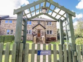 A house with a garden at Crispin Cottage in Lucker