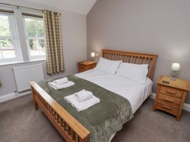 A bedroom with a double bed and bedside tables at Crispin in Lucker