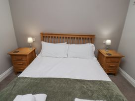 A bedroom with a bed and bedside tables at Crispin in Lucker