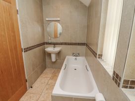 A bathroom with a bath tub and sink at Crispin in Lucker