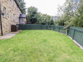 A garden with green grass and a fence at Crispin in Lucker