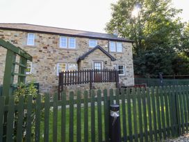 A house with a garden and fence at Pippin in Lucker