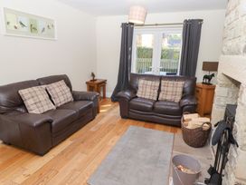 A living room with two sofas and a fireplace at Pippin in Lucker