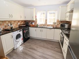 A kitchen with appliances and cabinets at Pippin in Lucker