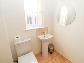 A bathroom with a toilet and sink at Pippin in Lucker