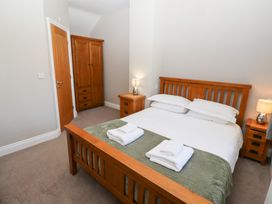 A bedroom with a bed and wardrobe at Pippin in Lucker