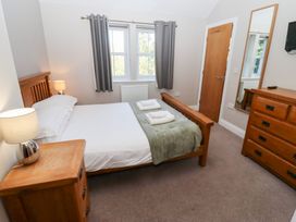 A bedroom with a bed and lamp at Pippin in Lucker