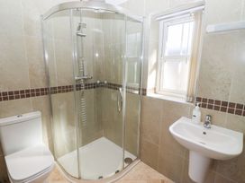 A bathroom with a shower, toilet and sink at Pippin in Lucker