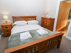 A bedroom with a bed and nightstands at Pippin in Lucker