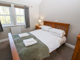 A bedroom with a bed and a bedside table at Pippin in Lucker
