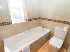 A bathroom with a bathtub and a toilet at Pippin in Lucker