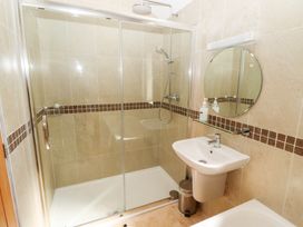 A bathroom with a shower and sink at Pippin in Lucker