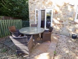 A garden with a round table and chairs at Pippin in Lucker